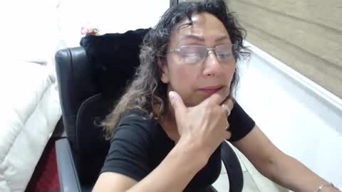 Snapshot of yessilatin chatting on 10.29.25 jessy online show from 10.29.25