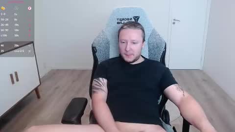 Snapshot of yhdxhy chatting on 10.26.25 James online show from 10.26.25