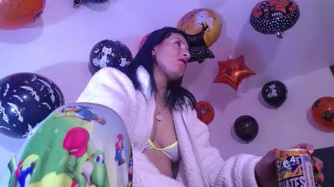 Snapshot of yinn_silver chatting on 10.13.25 Yiny online show from 10.13.25