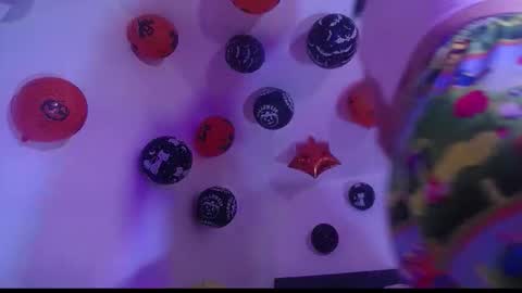 Snapshot of yinn_silver chatting on 10.24.25 Yiny online show from 10.24.25