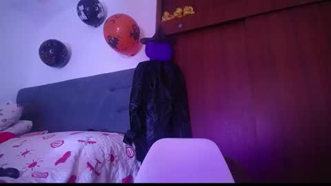 Snapshot of yinn_silver chatting on 10.25.25 Yiny online show from 10.25.25