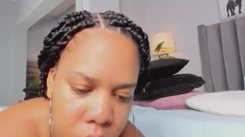 roxie reyes  online show from 10.08.25