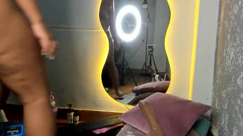 roxie reyes  online show from 04.10.26