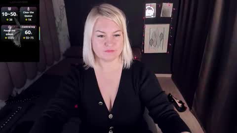 Snapshot of yolanda_kiss chatting on 10.21.25 Yolanda online show from 10.21.25