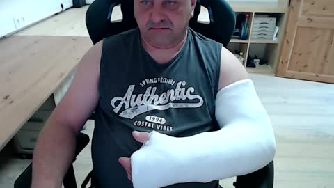 yoschi1976 online show from 04.12.26