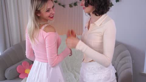 Elizabeth brunette -- Darline blonde  online show from 12.14.24