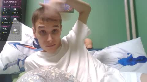 Snapshot of your_honeyy chatting on 12.21.25 Mark online show from 12.21.25