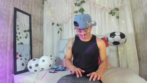 Snapshot of your_kitty_boy chatting on 06.25.26 your_kitty_boy online show from 06.25.26