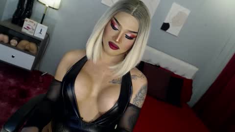 Snapshot of your_truly_goddess143 chatting on 11.07.25 TRICXIEBELLE online show from 11.07.25