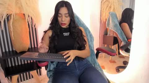 Snapshot of yourcutemolly chatting on 03.08.25 Selena online show from 03.08.25