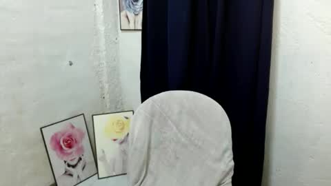 Snapshot of yourlove_regine chatting on 09.30.25 Regine online show from 09.30.25