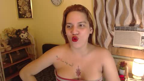 Snapshot of yoursweetangelxxx chatting on 10.11.25 YourDreamgirl online show from 10.11.25