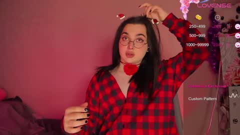 Snapshot of ysabell_viveris chatting on 12.20.24 Ysabell online show from 12.20.24