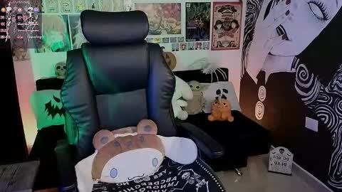 Snapshot of yuhwa chatting on 10.19.25 rawr Anne Independent model online show from 10.19.25