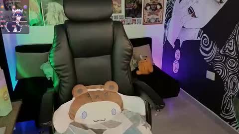    rawr   Anne Independent model      online show from 11.28.25