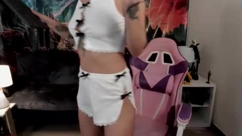 Snapshot of yunablack chatting on 10.17.25 Yuna online show from 10.17.25