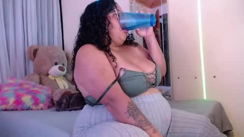 Snapshot of yvonn_jlove chatting on 10.08.25 yvonn online show from 10.08.25