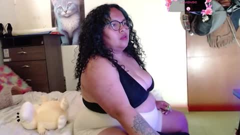 Snapshot of yvonn_jlove chatting on 11.10.25 yvonn online show from 11.10.25