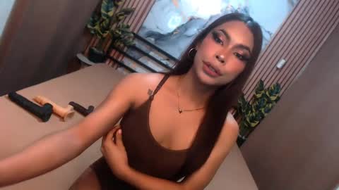 Snapshot of yvonnellvs chatting on 05.19.26 yvonnellvs online show from 05.19.26