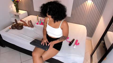 Snapshot of zafiiraa chatting on 03.11.25 zafira online show from 03.11.25