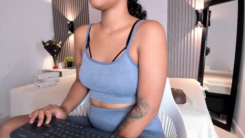 Snapshot of zafiiraa chatting on 10.30.25 zafira online show from 10.30.25