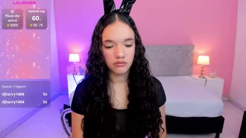Snapshot of zairaglow chatting on 10.17.25 Zaira Pussy extreme online show from 10.17.25