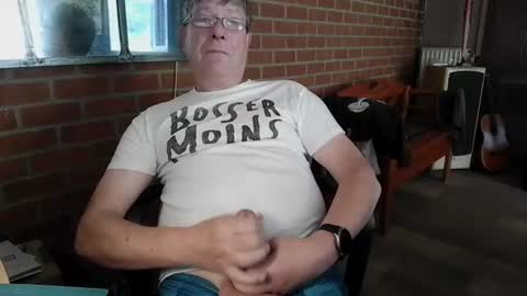 Snapshot of zalinger chatting on 06.19.26 zalinger online show from 06.19.26