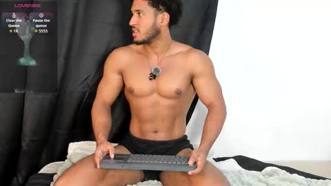 Snapshot of zane_lux chatting on 11.05.25 Zane Lux online show from 11.05.25