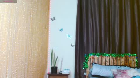 Snapshot of zara_lae chatting on 12.18.24 nicky online show from 12.18.24