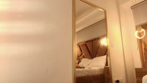 Zarah Andrews online show from 11.04.25