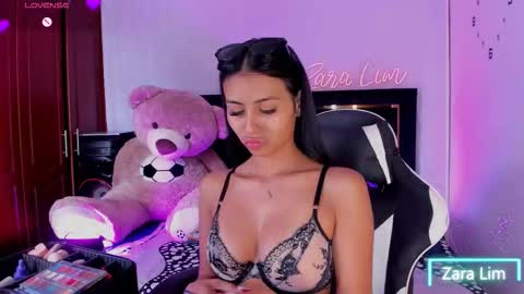 Snapshot of zaralim chatting on 09.27.25 Zara Lim online show from 09.27.25