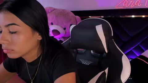 Snapshot of zaralim chatting on 09.28.25 Zara Lim online show from 09.28.25