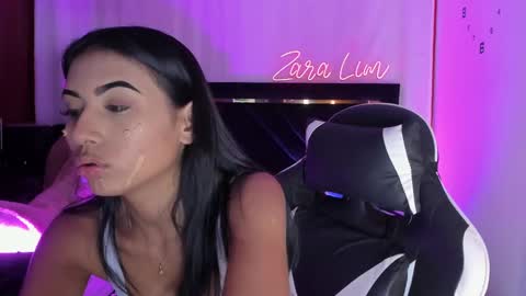 Snapshot of zaralim chatting on 09.29.25 Zara Lim online show from 09.29.25