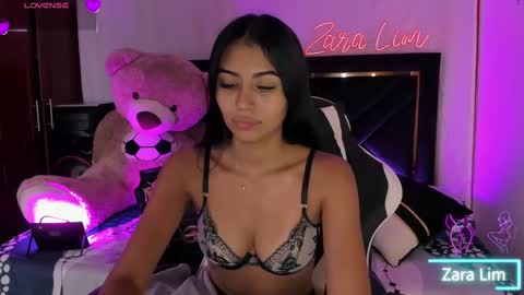 Snapshot of zaralim chatting on 09.30.25 Zara Lim online show from 09.30.25