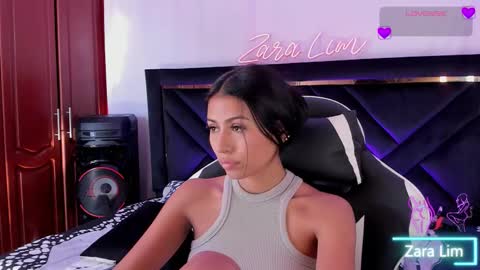 Snapshot of zaralim chatting on 10.14.25 Zara Lim online show from 10.14.25