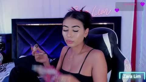 Snapshot of zaralim chatting on 10.29.25 Zara Lim online show from 10.29.25