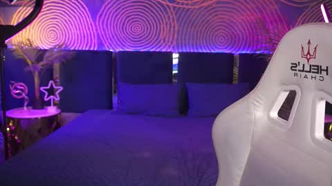 Snapshot of zarareign_ chatting on 09.28.25 Lola online show from 09.28.25