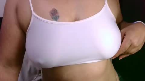 Snapshot of zaray_45bella chatting on 10.10.25 zaray online show from 10.10.25