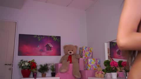 Snapshot of zariavera chatting on 10.31.25 zariavera online show from 10.31.25