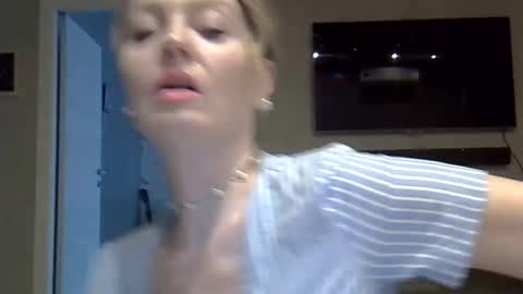 Snapshot of zarinaswift chatting on 04.26.26 Zarina Swift online show from 04.26.26