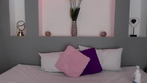 Snapshot of zean_lee chatting on 02.19.25 Karolyne online show from 02.19.25