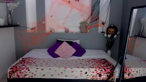 Snapshot of zean_lee chatting on 10.28.25 Karolyne online show from 10.28.25