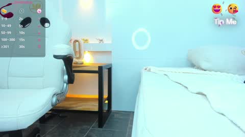 Zenda Evans online show from 01.06.25