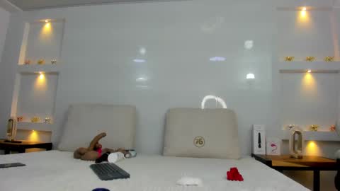 Zenda Evans online show from 09.25.25