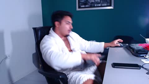 Snapshot of zenobaro chatting on 02.05.25 zenobaro online show from 02.05.25