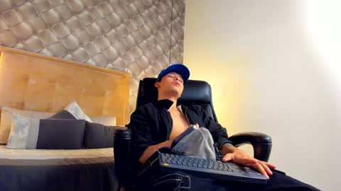 Snapshot of zeusjeff chatting on 12.07.24 zeus online show from 12.07.24