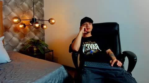 Snapshot of zeusjeff chatting on 12.10.24 zeus online show from 12.10.24