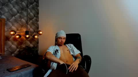 Snapshot of zeusjeff chatting on 12.11.24 zeus online show from 12.11.24