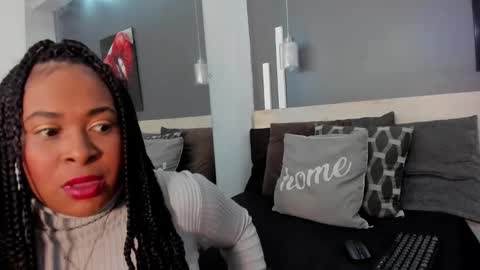 Snapshot of zhiratowers chatting on 01.16.25 zahira online show from 01.16.25