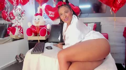 Snapshot of zhiratowers chatting on 02.15.25 zahira online show from 02.15.25